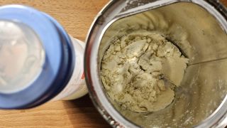 Depuis la mi-décembre les fabricants de lait en poudre ont retiré des dizaines de lots en raison de la présence d'un toxine potentiellement dangereuse pour les nouveau-nés. (image d'illustration)